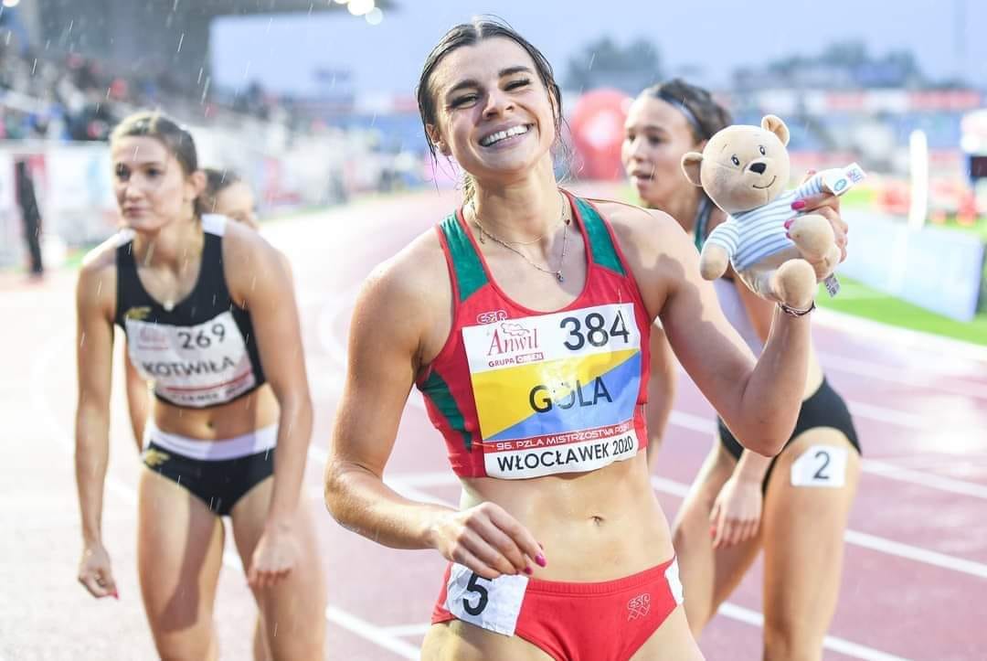 Zwyciężczyni - Marlena Gola i uczestniczki na bieżni po przekroczeniu mety w biegu na 200 metrów na rozgrywanych pod koniec sierpnia 2020 r. we Włocławku Mistrzostwach Polski w Lekkoatletyce.