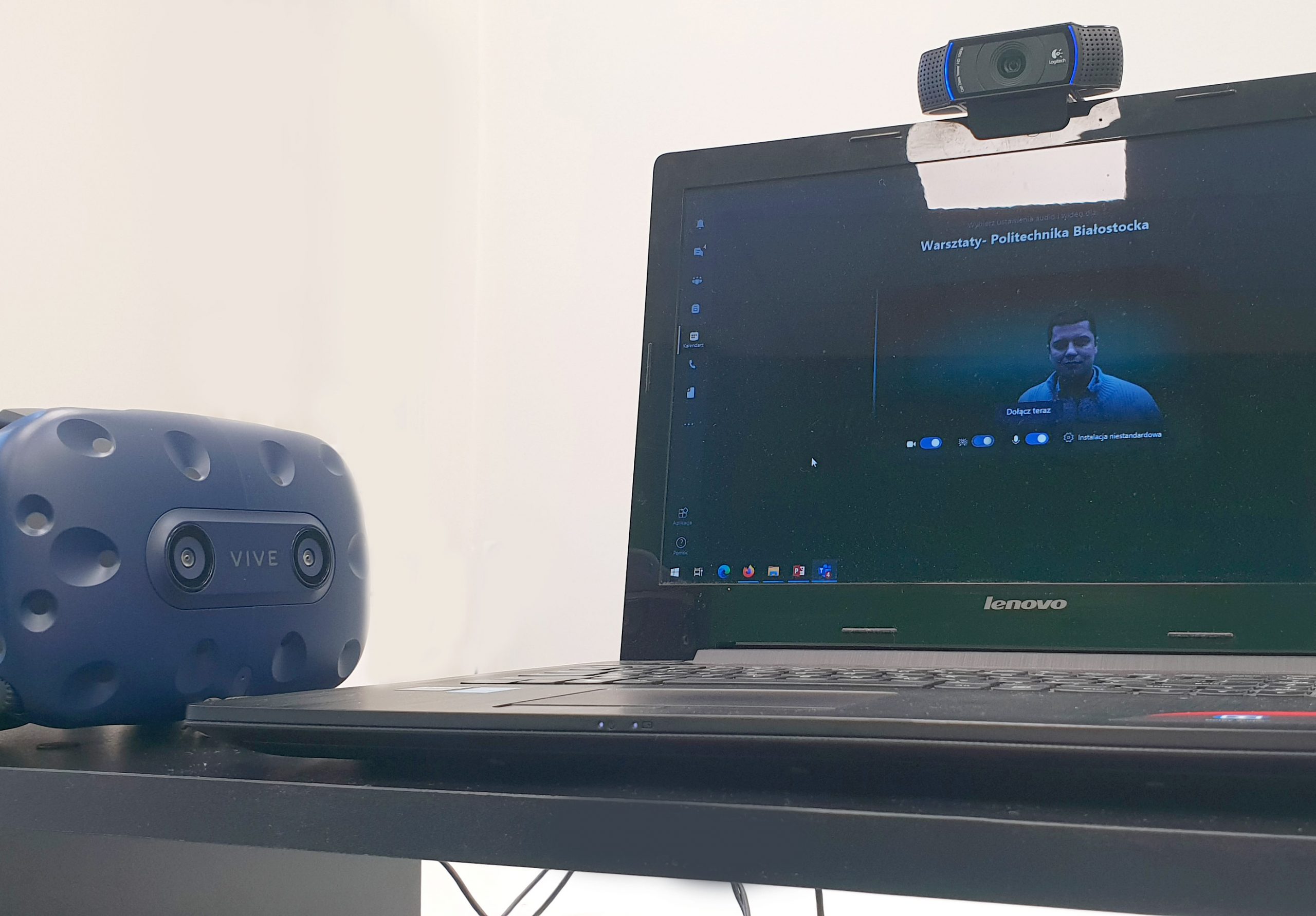 Google Vr. Laptop z kamerą, na ekranie połączenie przez MS Teams.