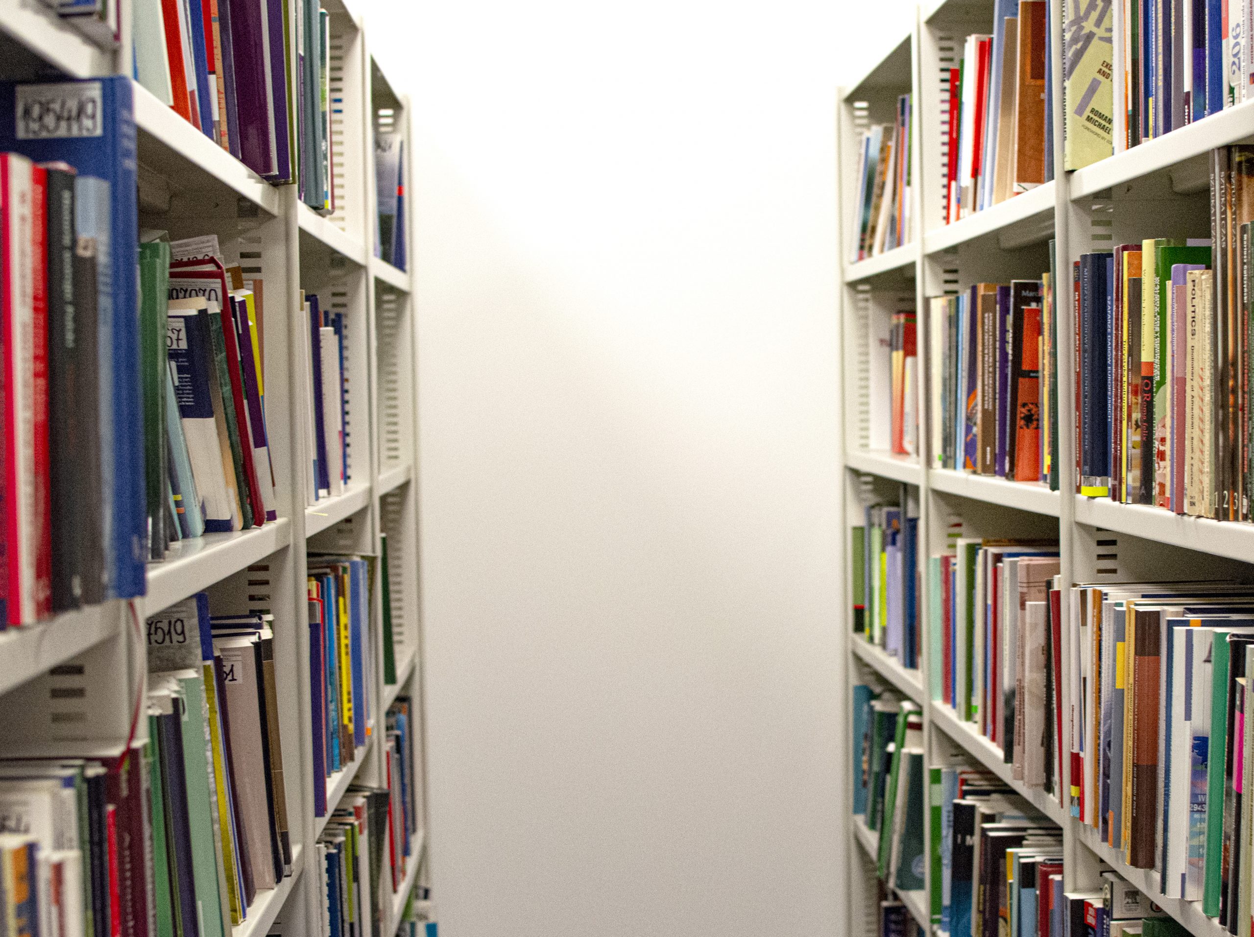 Regały z książkami w Bibliotece WIZ