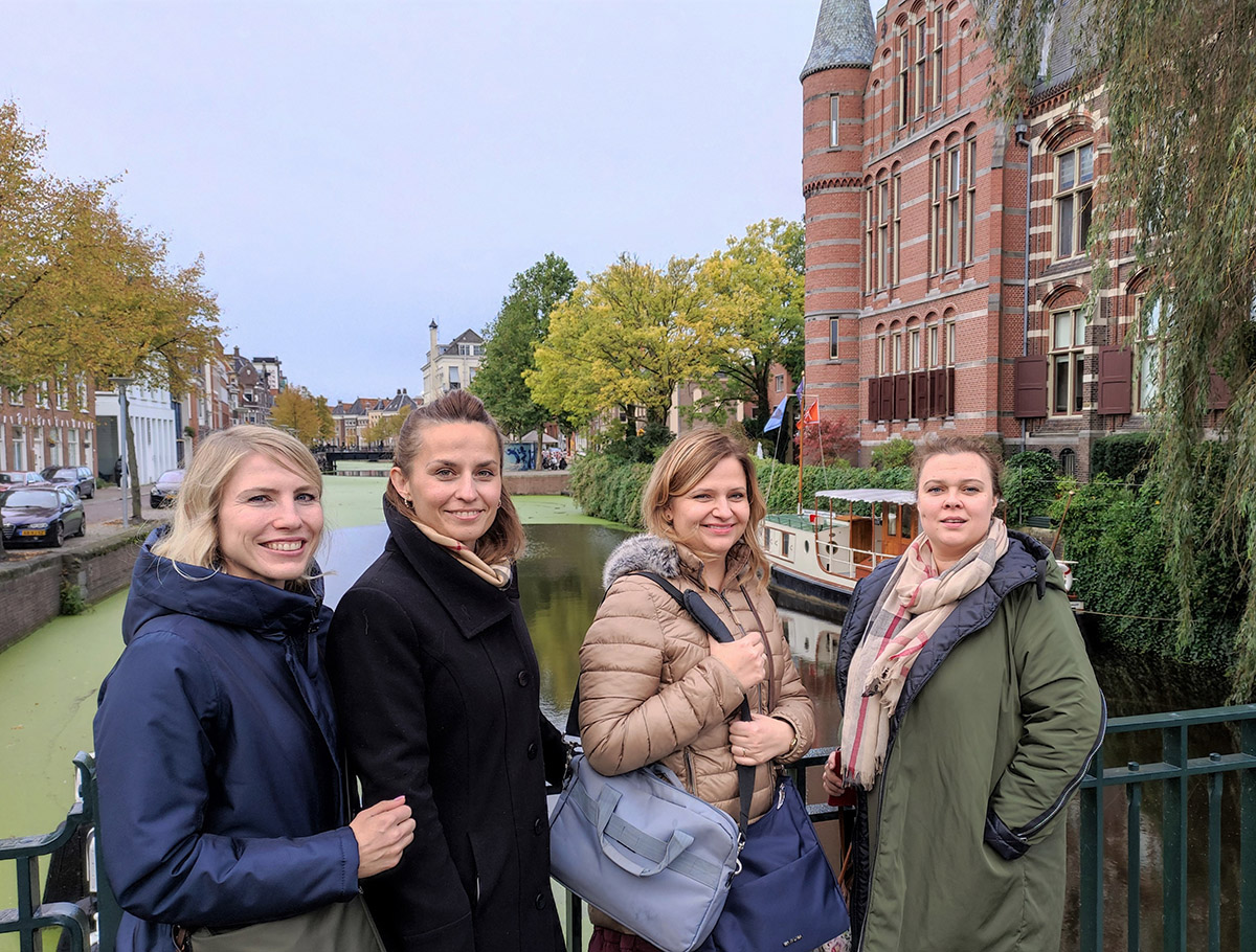Dr Ewa Rollnik-Sadowska, dr Anna Kononiuk, dr Alicja Gudanowska oraz dr Julia Siderska na moście w Holandii