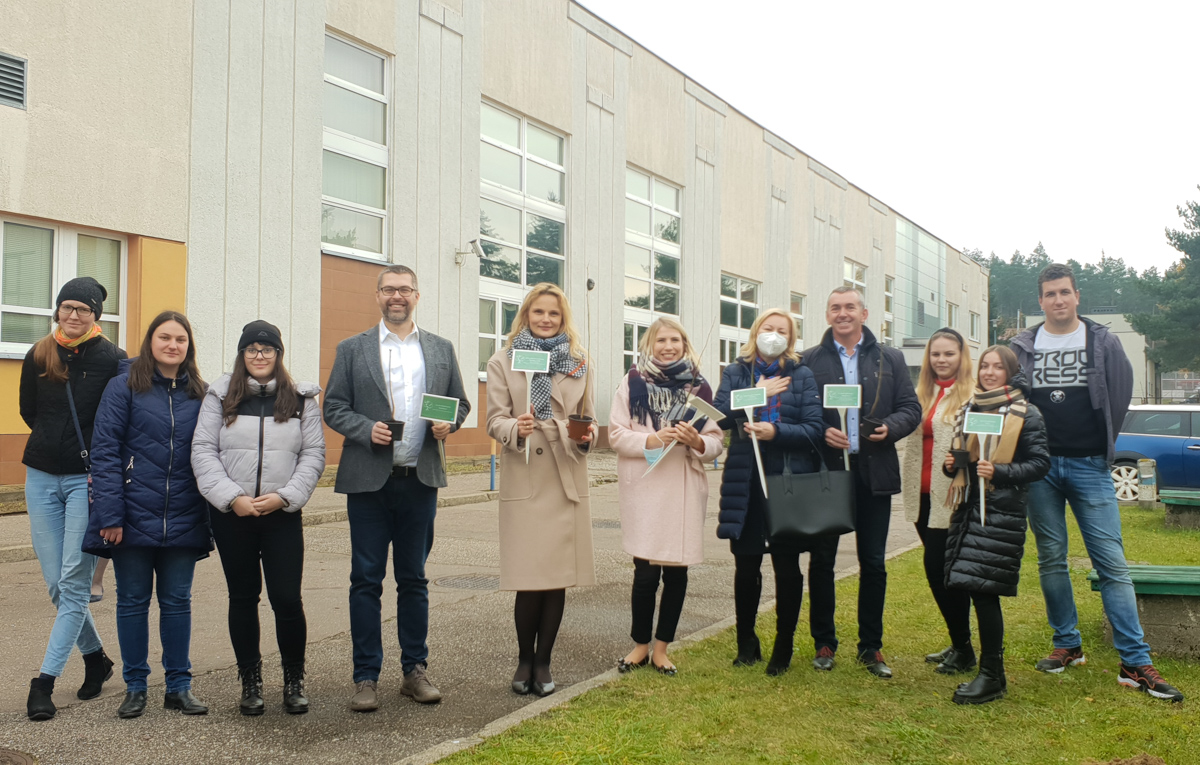 Zdjęcie władz WIZ oraz opiekuna i studentów SKN Obieżyświat przed budynkiem Hala Berlin