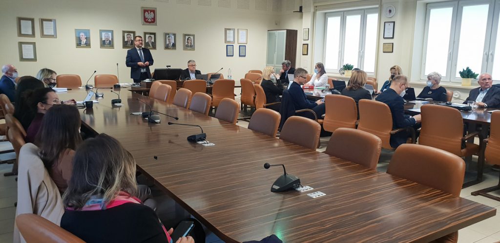 Obrona pracy doktorskiej magistra Mariusza Gorustowicza w Sali Rady Wydziału Inżynierii Zarządzania