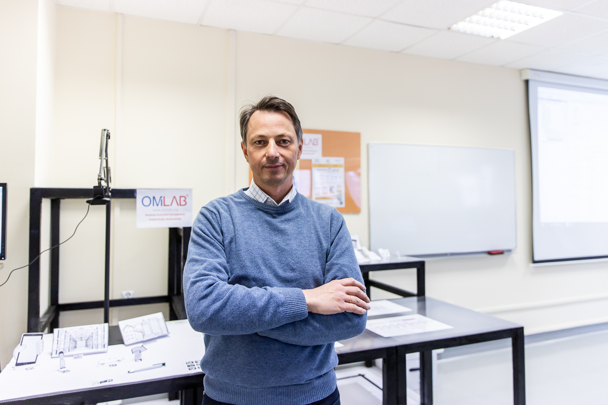 Dr hab. inż. Arkadiusz Jurczuk w laboratorium OMiLAB4FoF na Wydziale Inżynierii Zarządzania