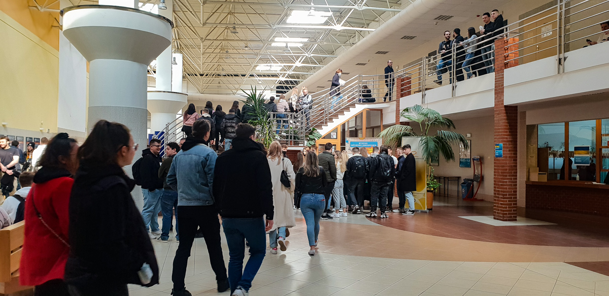 Dzień otwarty PB na WIZ fot. TT, Hol hali Berlin i uczestnicy wydarzenia.