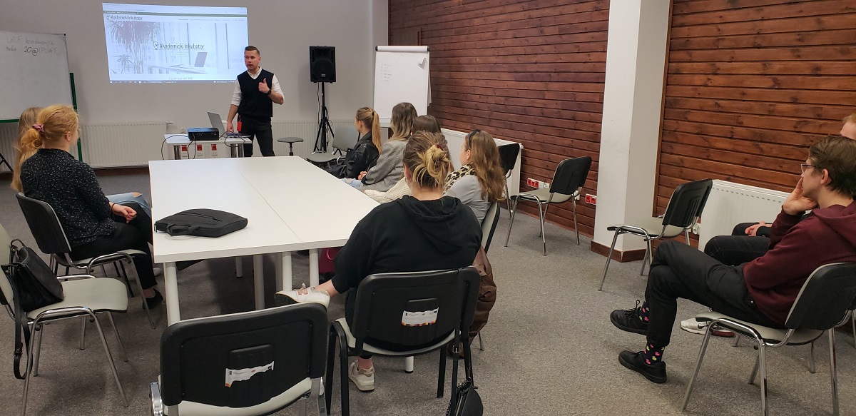 Studenci Zarządzania i inżynieria usług w Akademickim Inkubatorze Przedsiębiorczości PB