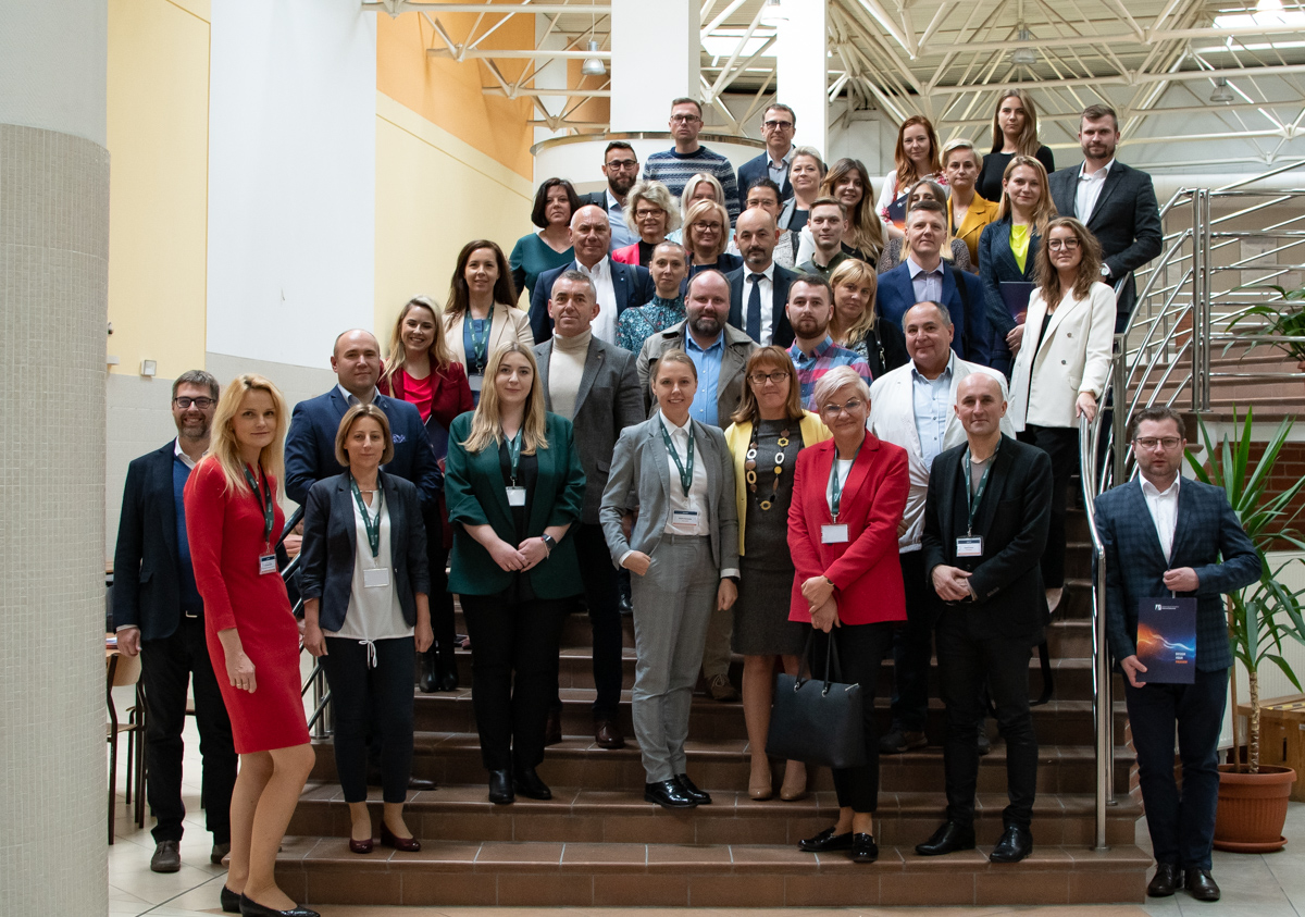 Uczestnicy konferencji DzieńHR. Zdjęcie grupowe na schodach