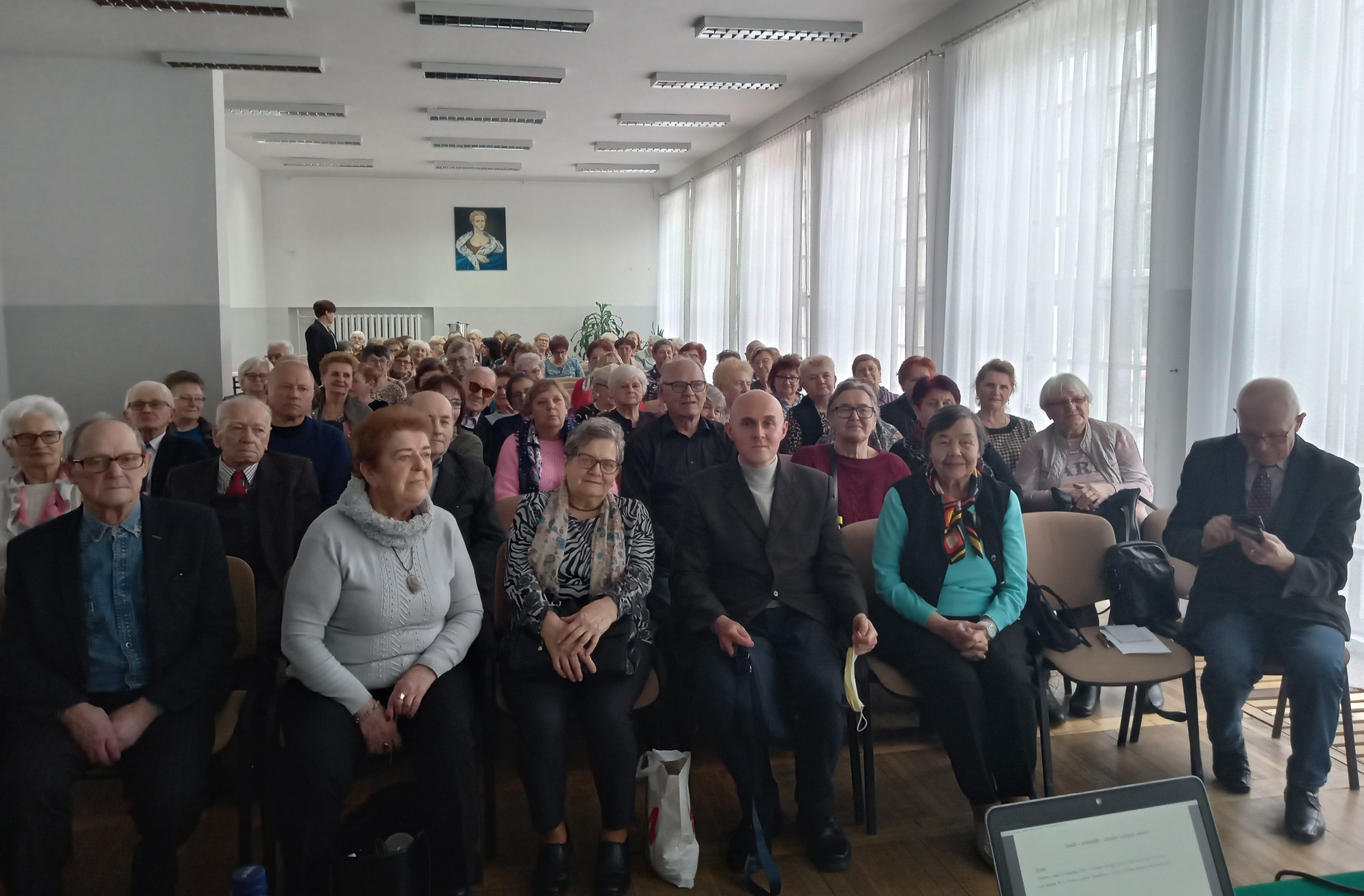 Wspólne zdjęcie grupowe studentów trzeciego wieku i dra Marcina Jurewicza