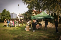 2024-10-21 Zielony Ślad WIZ - sadzenie drzew na Kampusie Wydziału Inżynierii Zarządzania - Moja Zielona Politechnika foto: Piotr Iwanicki HR Team