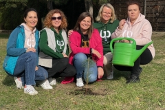 2024-10-21 Zielony Ślad WIZ - sadzenie drzew na Kampusie Wydziału Inżynierii Zarządzania - Moja Zielona Politechnika foto: z archiwum prof. Joanny Ejdys