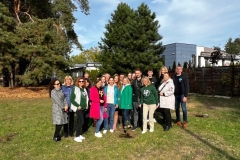 2024-10-21 Zielony Ślad WIZ - sadzenie drzew na Kampusie Wydziału Inżynierii Zarządzania - Moja Zielona Politechnika foto: z archiwum prof. Joanny Ejdys