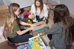 Studentki pakują prezenty dla rodziny zakupione w ramach akcji Szlachetna Paczka na WIZ
