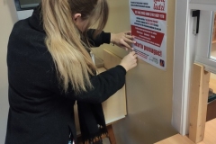 Zawieszenie plakatu akcji Szlachetna Paczka na WIZ