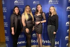 Studentki z SKN OBIEŻYŚWIAT w Radiu Białystok na tle ścianki. Niebieski-Mikrofon
