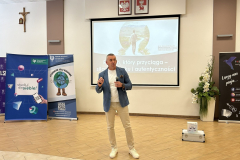 2026-03-30 Spotkanie-nauczycieli-i-uczniow-Zespolu-Szkol-nr-4-im.-Ziemi-Podlaskiej-w-Bielsku-Podlaskim-z-pracownikami-WIZ-PB-fot.-ZS-nr-4-Bielsk-Podlaski-2