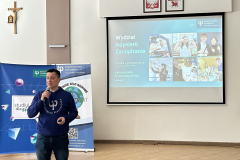 2026-03-30 Spotkanie-nauczycieli-i-uczniow-Zespolu-Szkol-nr-4-im.-Ziemi-Podlaskiej-w-Bielsku-Podlaskim-z-pracownikami-WIZ-PB-fot.-ZS-nr-4-Bielsk-Podlaski-2