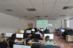 Studenci specjalności marketing internetowy w biznesie uczestniczyli w zajęciach z praktykiem z INFINITI GROUP