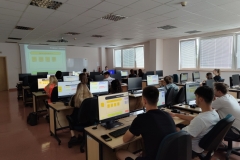 Studenci specjalności marketing internetowy w biznesie uczestniczyli w zajęciach z praktykiem z INFINITI GROUP