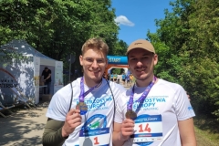 Mistrzostwa Europy Nordic Walking 2025. Wiktor Aneszko 1 miejsce M 18 -29 na 21 km. Szymon Charkiewicz 2 miejsce -M 18-29 lat na 21 km  Studenci Logistyki, reprezentujący Międzynarodową Katedrę Logistyki i Inżynierii Usług.  Fot. z archiwum W. Aneszko i S. Charkiewicza
